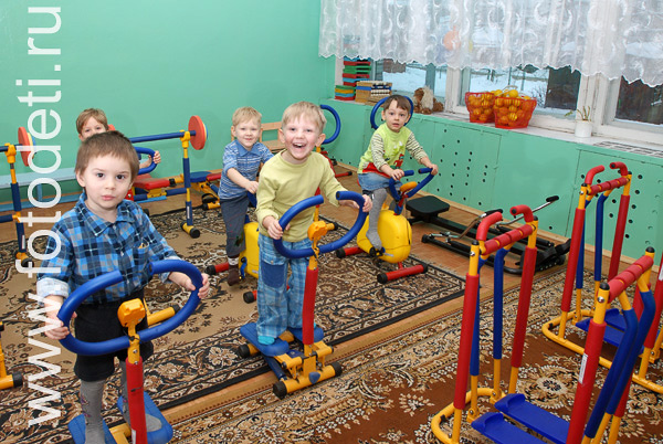 Дети занимаются физкультурой и спортом. Физическое развитие детей в садике.