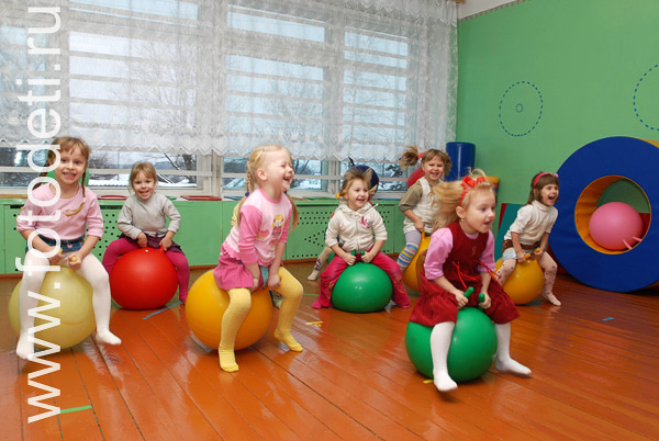 Дети на фото детского фотографа: Использование мячей для фитнеса на физкультуре.