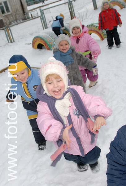 Фотографии детей на авторском сайте детского фотографа. Дети зимой на детской площадке.