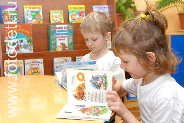 На фото дети в процессе обучения: Изба читальня.