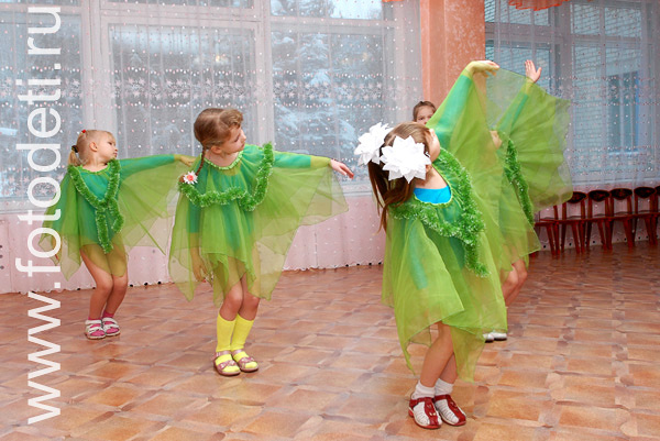 Детское творчество. Танец с зелёными платками.