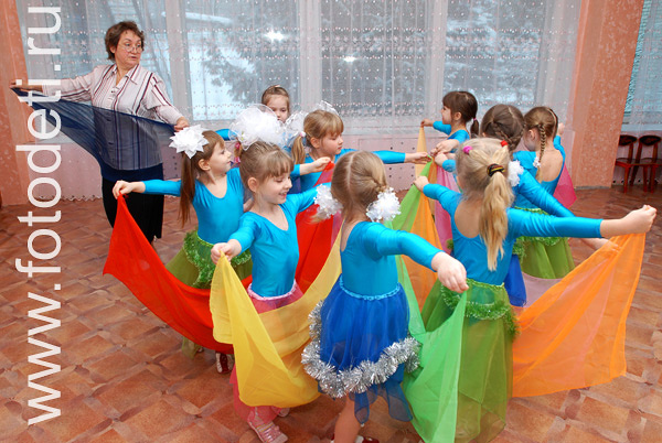 Дети на фото детского фотографа: Танец для праздника.