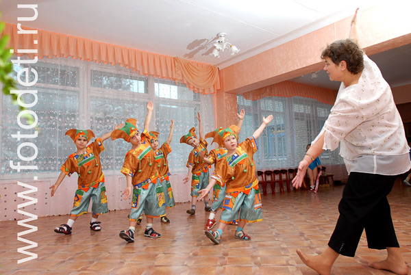 Фотографии детей на авторском сайте детского фотографа. Педагог учит детей танцевать.