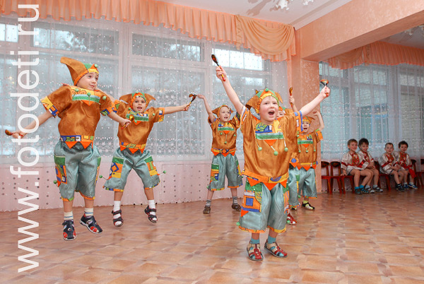 Дети на фото детского фотографа: Дети увлечённо танцуют.