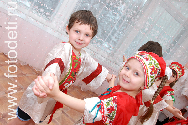 Фотографии детей на сайте фотографа. Дети танцуют в народном костюме.