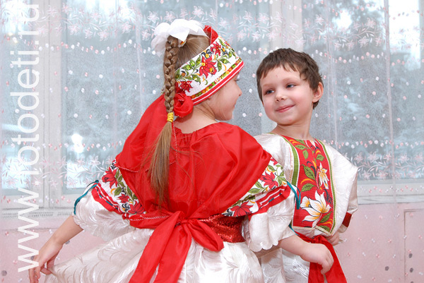 Фотографии детей из архива детского фотографа. Русский народный танец в детском саду.