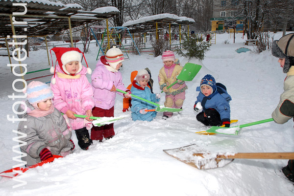Фото детей в игре: Дети строят снежную горку.