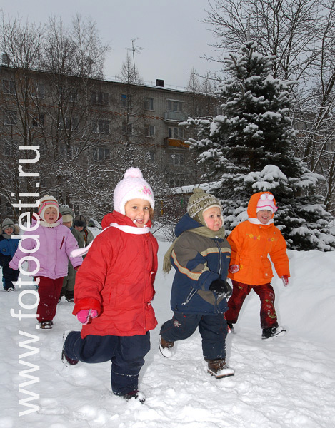 Фотографии детей из архива детского фотографа. Дети бегут по снегу.