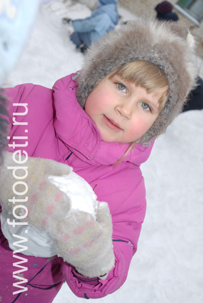 Фото детей в игре: Девочка со снежком.