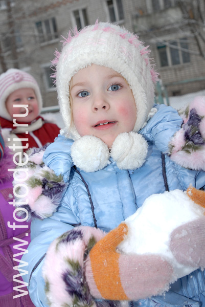 Фото детей в игре: Ребёнок со снежком.