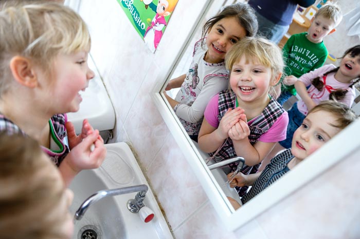 Дети моют руки в детском саду