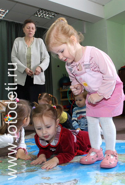 На фото дети учатся. география на развивающих занятиях по географии в детском центре на Бауманской.
