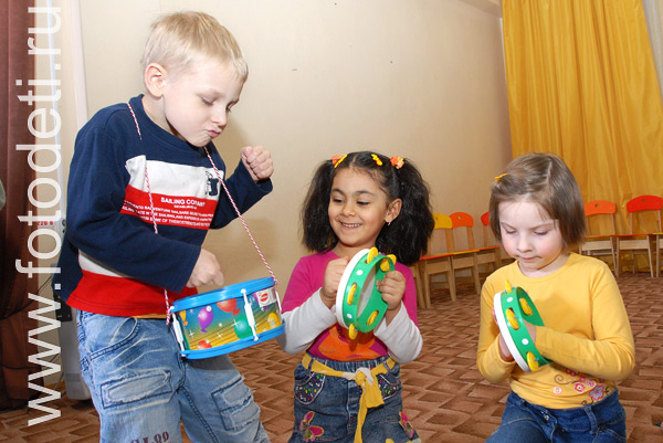 Фотографии детей в галере сайта фотодети.ру. Прикольный ребёнок барабанит в детском оркестре.