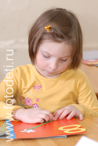 Детские творческие студии. Девочка делает открытку маме на 8 марта.
