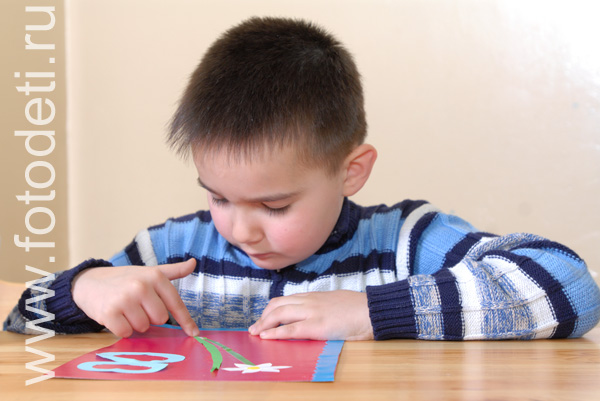Развитие фантазии у детей. Дети на занятии делают открытки своими руками.