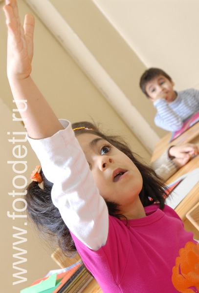 Фотографии детей в галере сайта фотодети.ру. девочка нетерпеливо тянет руку на уроке.