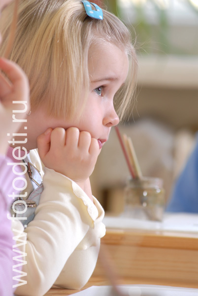 Фотографии детей на авторском сайте детского фотографа. Поза внимательного слушателя.