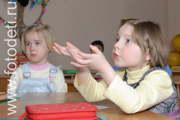 Фотографии детей на сайте фотографа. Вопросительные жесты в исполнении детей.