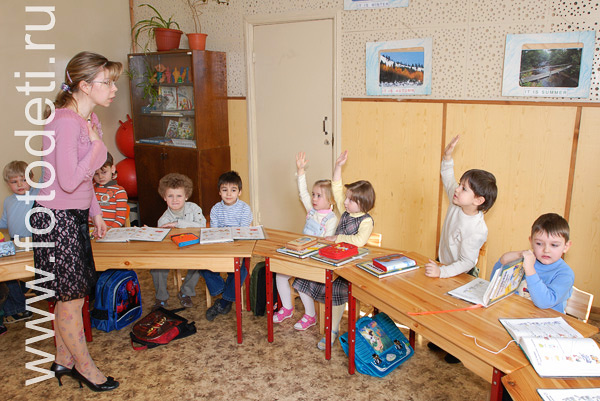 На фото дети учатся. Уроки английского для дошкольников.