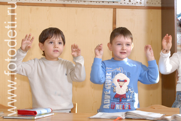 На фото дети учатся. Пальчиковая гимнастика на обучающих занятиях.