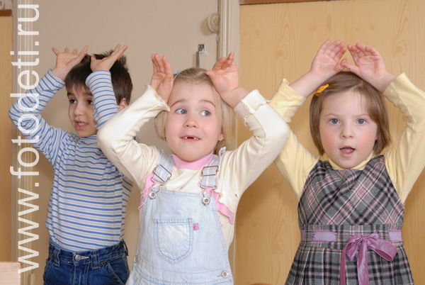 На фото дети учатся. Занятия в детском центре на Дубнинской.
