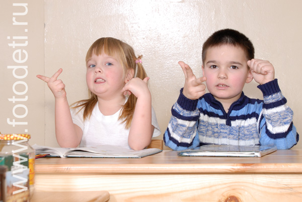 На фото дети в процессе обучения: Считаем на пальцах.