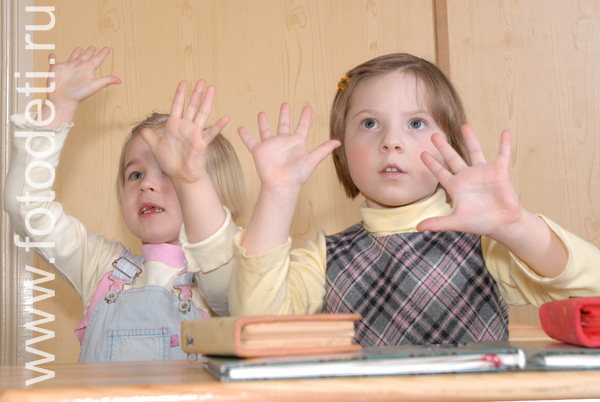 На фото дети учатся. Язык жестов.