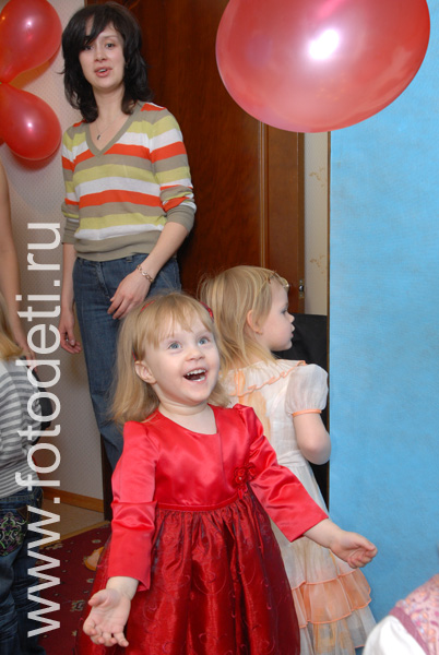 Дети на фото детского фотографа: Ребёнок играет с надувным шариком на празднике.
