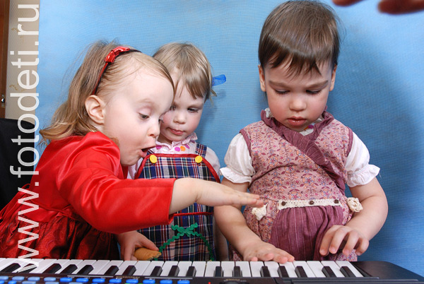 Детское творчество. Дети играют на синтезаторе.