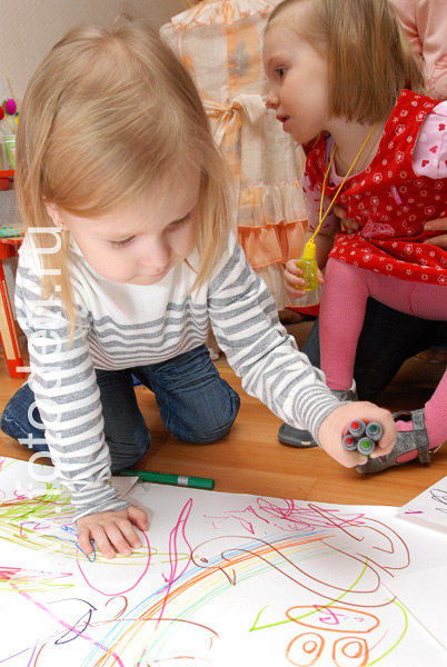 Эстетическое развитие детей. Ребёнок рисует радугу.