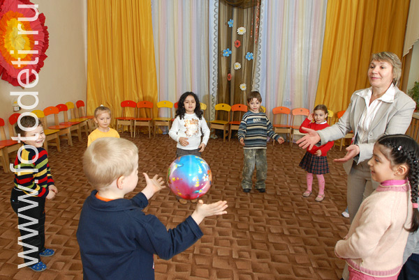 Фото детей в игре: Дети играют в мяч.