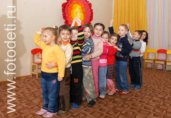 Общение детей. Паровозик из Ромашково в детском центре.