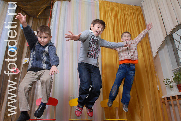 Фотографии детей из архива детского фотографа. Фотографии прыгающих малышей.