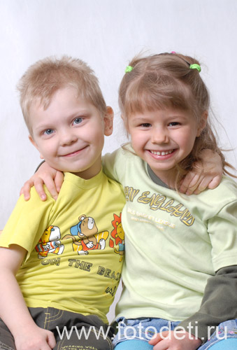 Фотографии детей в авторском фотобанке. Групповой портрет мальчика с девочкой.