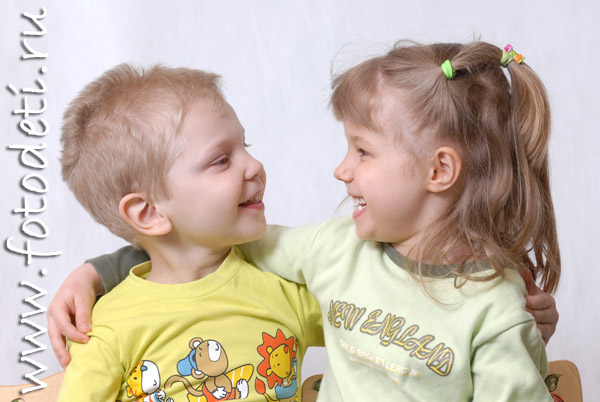 Фото детского фотографа Игоря Губарева. Мальчик с девочкой радостно смотрят друг на друга.