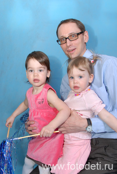 На фотографиях дети в процессе общения. Папа с двумя дочками.