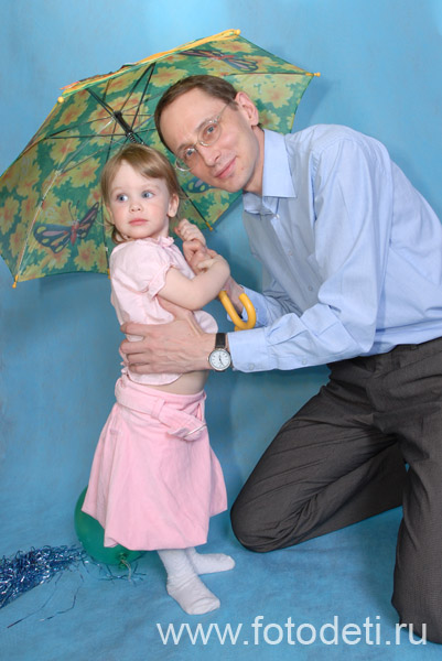 Общение детей. Папа с ребёнком под зонтиком.