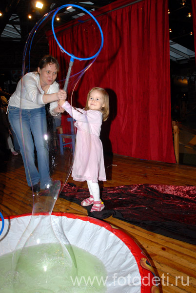 Фотографии детей на авторском сайте детского фотографа. Мама с дочкой выдувают большой мыльный пузырь.