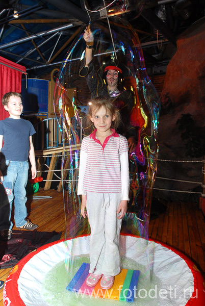 Фотографии детей на авторском сайте детского фотографа. Ребёнок стоит внутри мыльного пузыря, шоу мыльных пузырей.