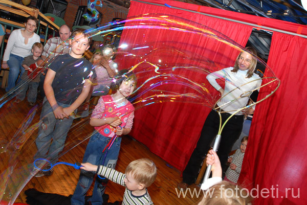 Фотографии детей из архива детского фотографа. Необычные мыльные пузыри, фотогалерея шоу мыльных пузырей в Москве.
