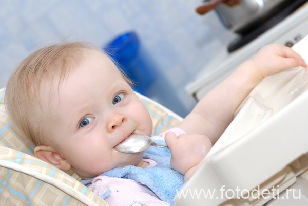 Фотографии детей в галере сайта фотодети.ру. Малыш с удовольствием самостоятельно кушает кашу большой ложкой.