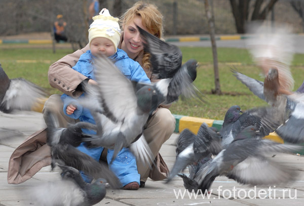Фотографии общающихся детей. Мама с малышом кормят голубей.