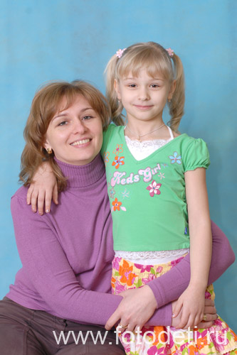 Детская социализация в процессе общения. Мама с дочкой, фото сделано со студийным осветителем.