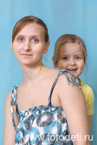 Фотографии общающихся детей. Дочка хитро выглядывает из-за мамы.