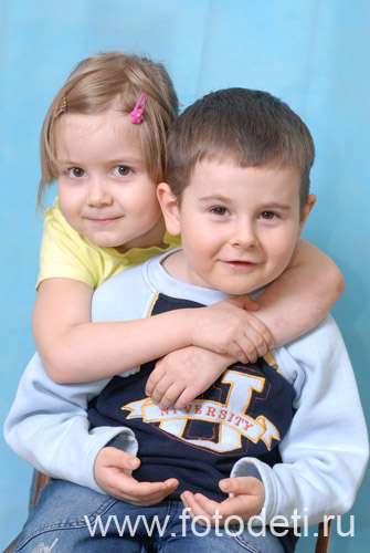 Общение детей. Фотографии детей на сайте детского фотографа, сделанные при студийном освещении.