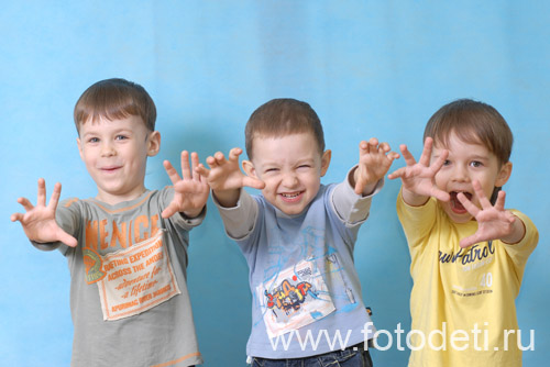 Фотографии детей из архива детского фотографа. Дети любят пугать друг друга и дружно фотографа.