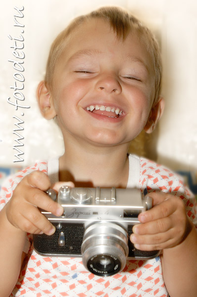 Фотографии детей. Маленький мальчик учится фотографировать.