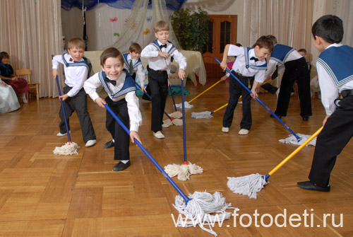 Дети на развивающих занятиях: Мальчики в костюме моряков драят палубу по музыку.