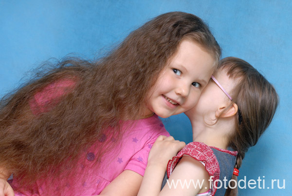 Фотографии детей в галере сайта фотодети.ру. О чем шепчуться маленькие девочки?.