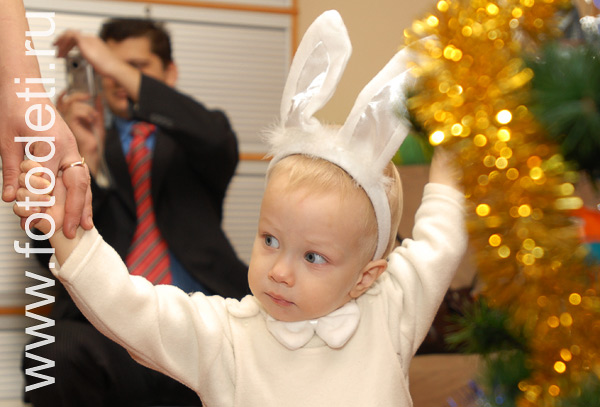 Фотогалерея детских праздников в разделе «Фото детей». Ребёнок в костюме зайчика.